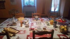 uma mesa com comida e bebidas em cima em Le Petit Logis em Puy-du-Fou