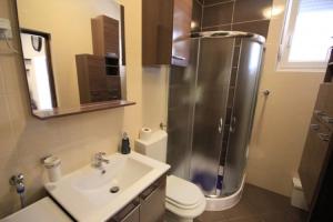 W łazience znajduje się prysznic, umywalka i toaleta. w obiekcie Kristijan Apartments w mieście Novigrad +37 zdjęć