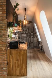 Szczecin Old Town Apartments - Riverside Lux Studio في شتتين: غرفة بها جدار من الطوب مع بار