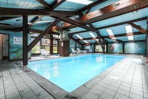 une grande piscine dans un bâtiment dans l'établissement APARTMENT REFUGE DE BELLACHAT - Alpes Travel - Les Houches - Sleeps 4, aux Houches