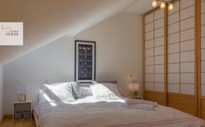 レオンにあるLaCasaVerdeのベッドルーム1室(白いシーツ付きのベッド1台、窓付)