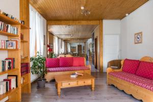 uma sala de estar com dois sofás e uma mesa de centro em Village Vacances Le Salvagny em Sixt