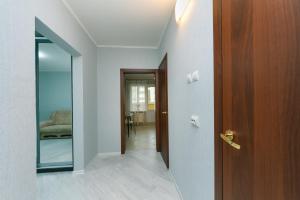 un pasillo con una puerta que conduce a un dormitorio en Видовая квартира Yaroslavichi-2, en Vyshgorod