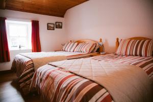 Beagh Cottage tesisinde bir odada yatak veya yataklar