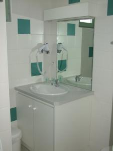 La salle de bains est pourvue d'un lavabo et d'un miroir. dans l'établissement Village Vacances Le Salvagny, à Sixt-Fer-à-Cheval