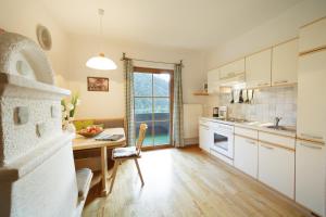 A kitchen or kitchenette at Warterhof