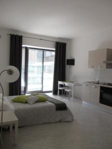 sypialnia z łóżkiem i stołem oraz kuchnia w obiekcie Loft Regio Parco w Turynie