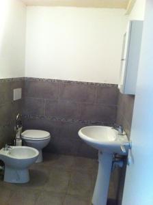 y baño con aseo y lavamanos. en Loft Regio Parco en Turín