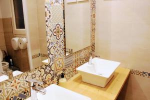 uma casa de banho com um lavatório e um espelho em Buba House em Barcelona