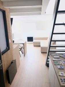 ein Wohnzimmer mit einer Treppe, die zu einem Wohnzimmer führt in der Unterkunft Ma Montagne Chic in La Bresse