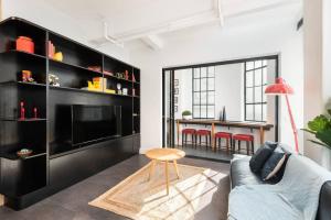 Prostor za sedenje u objektu Spacious Designer Warehouse Melbourne CBD Apartment