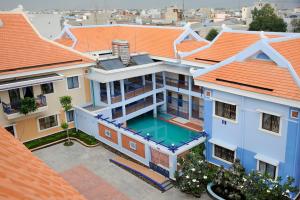 uma vista superior de uma casa com um telhado laranja em Nhà Khách Làng May Mắn - Village Chance em Ho Chi Minh