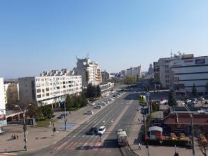 - une vue sur une rue de la ville avec des voitures et des bâtiments dans l'établissement Apartament Unirii Belvedere, à Baia Mare