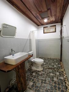 Et badeværelse på Tadlo Lodge