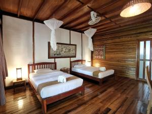 Giường trong phòng chung tại Tadlo Lodge