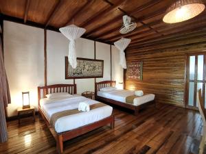 En eller flere senge i et værelse på Tadlo Lodge
