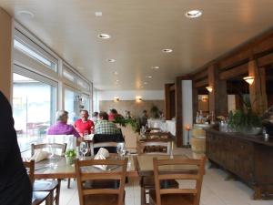 Un restaurante o sitio para comer en Hotel Hahnenblick
