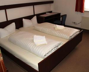 Ένα ή περισσότερα κρεβάτια σε δωμάτιο στο Einfelder Hof garni