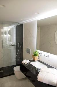 Kúpeľňa v ubytovaní Four Streets Athens - Luxury Suites Apartments in Athens