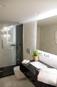 Bilik mandi di Four Streets Athens - Luxury Suites Apartments in Athens