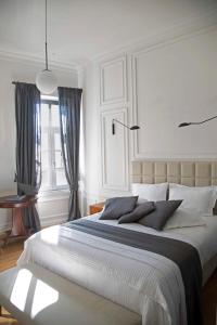 Posteľ alebo postele v izbe v ubytovaní Four Streets Athens - Luxury Suites Apartments in Athens