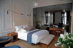 Posteľ alebo postele v izbe v ubytovaní Four Streets Athens - Luxury Suites Apartments in Athens