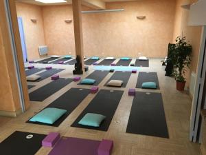 a yoga room with a lot of yoga mats at Hotel Restaurant Les Oceanides in Concarneau