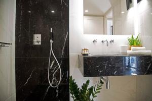 Kúpeľňa v ubytovaní Four Streets Athens - Luxury Suites Apartments in Athens + 37 fotografií