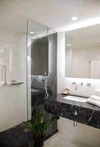 Kúpeľňa v ubytovaní Four Streets Athens - Luxury Suites Apartments in Athens