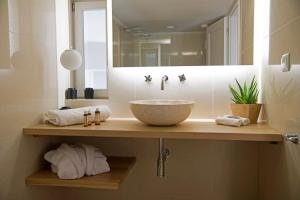 Bilik mandi di Four Streets Athens - Luxury Suites Apartments in Athens