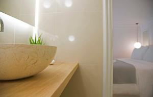 Kúpeľňa v ubytovaní Four Streets Athens - Luxury Suites Apartments in Athens