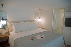Posteľ alebo postele v izbe v ubytovaní Four Streets Athens - Luxury Suites Apartments in Athens
