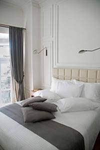 Posteľ alebo postele v izbe v ubytovaní Four Streets Athens - Luxury Suites Apartments in Athens