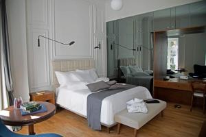 Posteľ alebo postele v izbe v ubytovaní Four Streets Athens - Luxury Suites Apartments in Athens