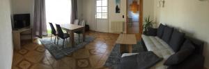 - un salon avec un canapé et une table dans l'établissement Ferienhaus auf Usedom, à Zinnowitz