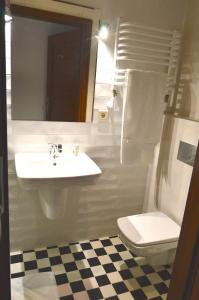 bagno con lavandino, servizi igienici e specchio di Ozonowane Apartamenty Next to Galeria Katowice a Katowice