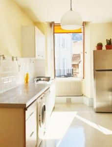Una cocina o zona de cocina en Chez Fanny - appartement de qualité hypercentre Cahors