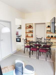 comedor con mesa y sillas en Chez Fanny - appartement de qualité hypercentre Cahors, en Cahors