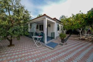 a small white house with a table on a patio at Residence Dattoli in Peschici