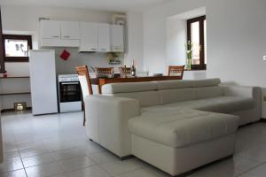 a living room with a couch and a kitchen at La Piazzetta in Menaggio