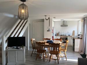 jadalnia i kuchnia ze stołem i krzesłami w obiekcie Fosfelle Cottages w mieście Bideford