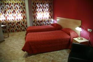 Tempat tidur dalam kamar di HOSTAL EL POLIGONO