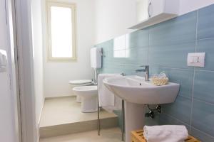 un baño con lavabo e inodoro en Talete, appartamento in centro a 40 mt dalla spiaggia - Pomelia, en Marina di Ragusa 35 fotos más