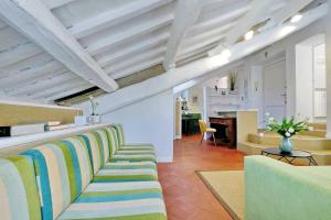una sala de estar con una fila de sillas y una mesa en Monti Charme - My Extra Home, en Roma