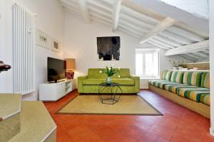 ローマにあるMonti Charme - My Extra Homeのリビングルーム(緑のソファ、テレビ付)