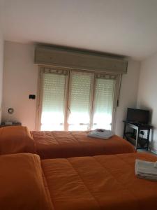 een slaapkamer met twee bedden en een raam bij Residence Mariele in Tavazzano