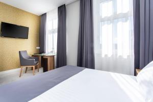 Televízia a/alebo spoločenská miestnosť v ubytovaní Jakubowy Hotel