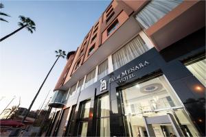 Palm Menara Hotel Marrakech في مراكش: متجر أمام مبنى على شارع المدينة