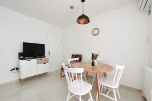 Televízia a/alebo spoločenská miestnosť v ubytovaní July Apartment