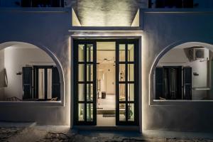 a room with two doors and two mirrors at San Giorgio in Fira